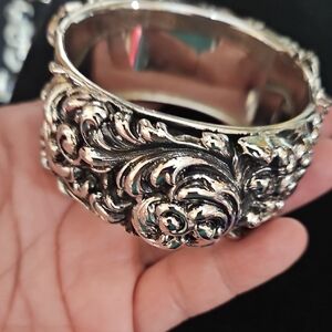 Vintage Elegant Silver-Toned Women's Bracelet